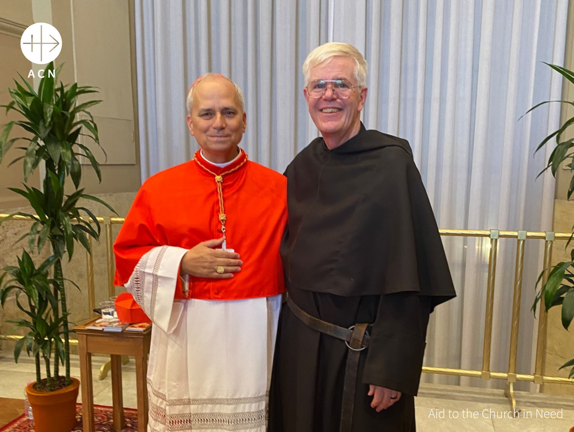 El cardenal Prevost (ahora Papa León XIV) con el P. John Lyndon