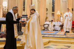 El cardenal José Cobo junto a Mons. Jean-Abdo Arbach en la Noche de los Testigos 2025 en la catedral de la Almudena (Madrid)