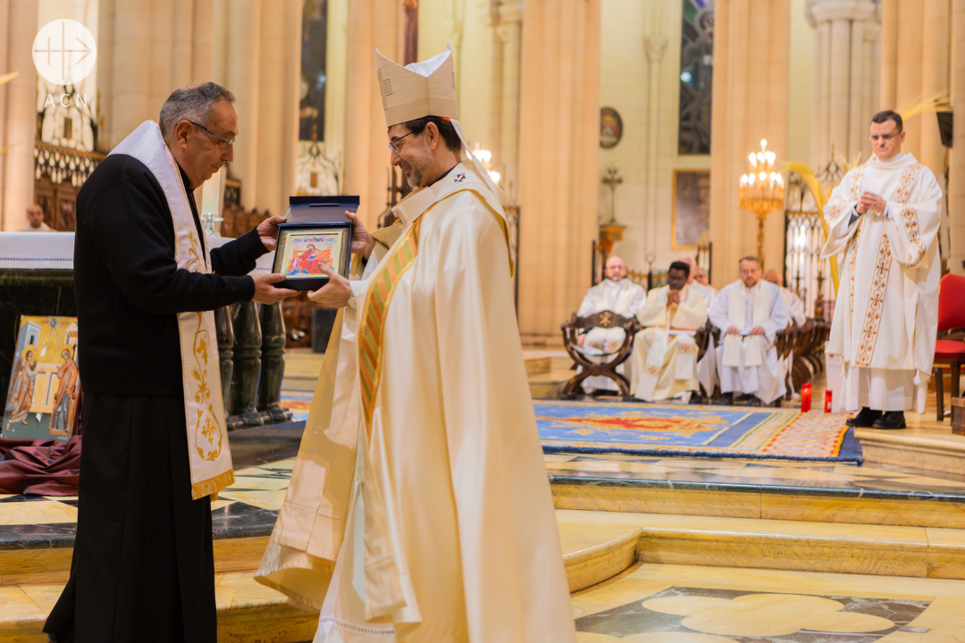 El cardenal José Cobo junto a Mons. Jean-Abdo Arbach en la Noche de los Testigos 2025 en la catedral de la Almudena (Madrid)
