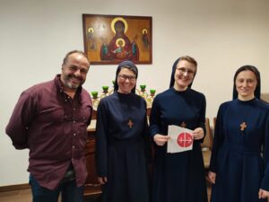 José María Gallardo, director de ACN España, con una comunidad de religiosas