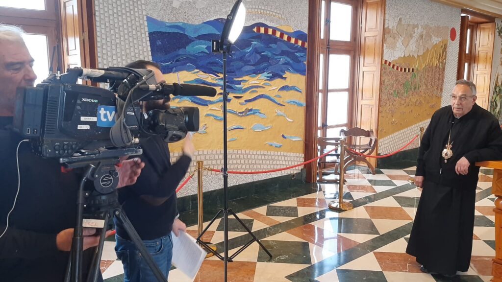 El equipo del programa Pueblo De Dios entrevistando a Mons. Arbjach, arzobispo de Siria(ACN)