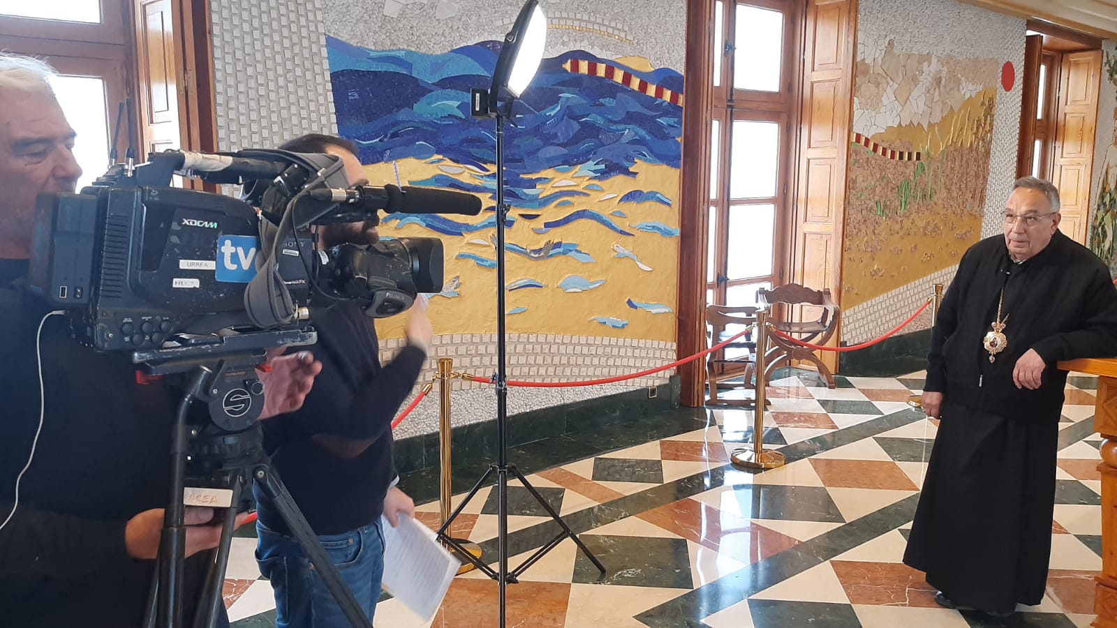 El equipo del programa Pueblo De Dios entrevistando a Mons. Arbjach, arzobispo de Siria(ACN)
