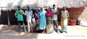 Hermana del Inmaculado Corazón de María con algunos parroquianos de Lichinga (Mozambique)