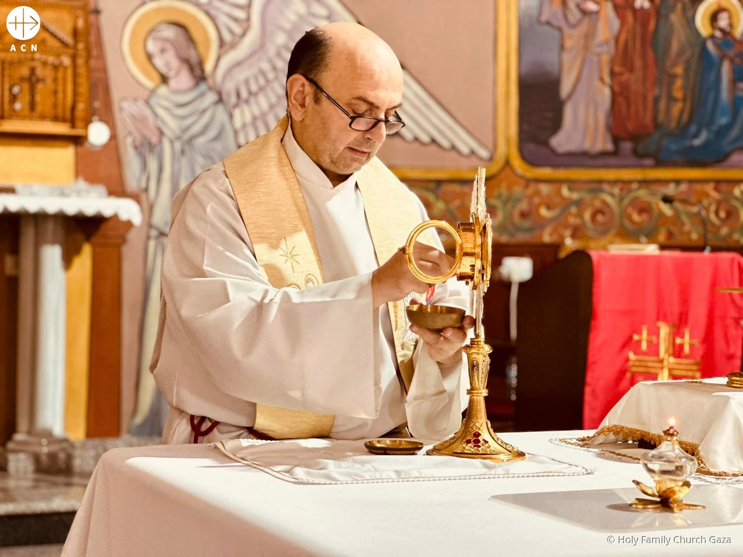 El P. Gabriel Romanelli durante una adoración eucarística en la parroquia de la Sagrada Familia (Gaza) El P. Gabriel Romanelli durante una adoración eucarística en la parroquia de la Sagrada Familia (Gaza)