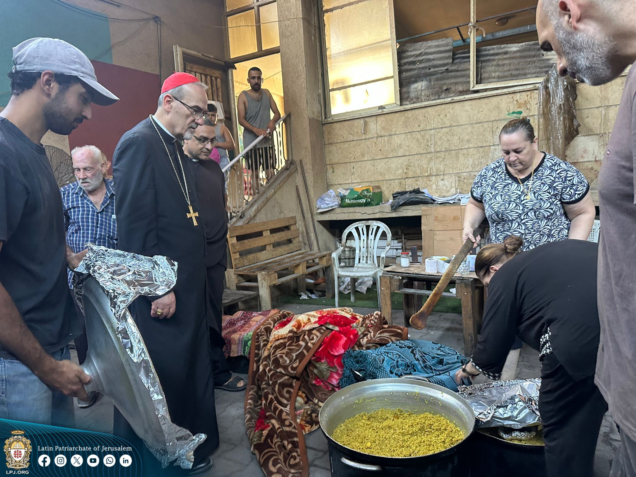Los refugiados que viven en la parroquia de Gaza sobreviven cada día a los bombardeos y la escasez de alimentos y medicinas (foto: @lpj.org)