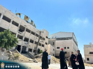 El cardena Pizzaballa ha visto los graves daños que ha sufrido la parroquia de Gaza después del ataque (foto: @lpj.org)