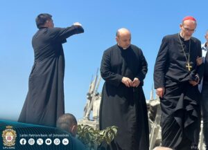 El cardenal Pizzaballa visita los restos del ataque junto al padre Romanelli (foto: @lpj.org)
