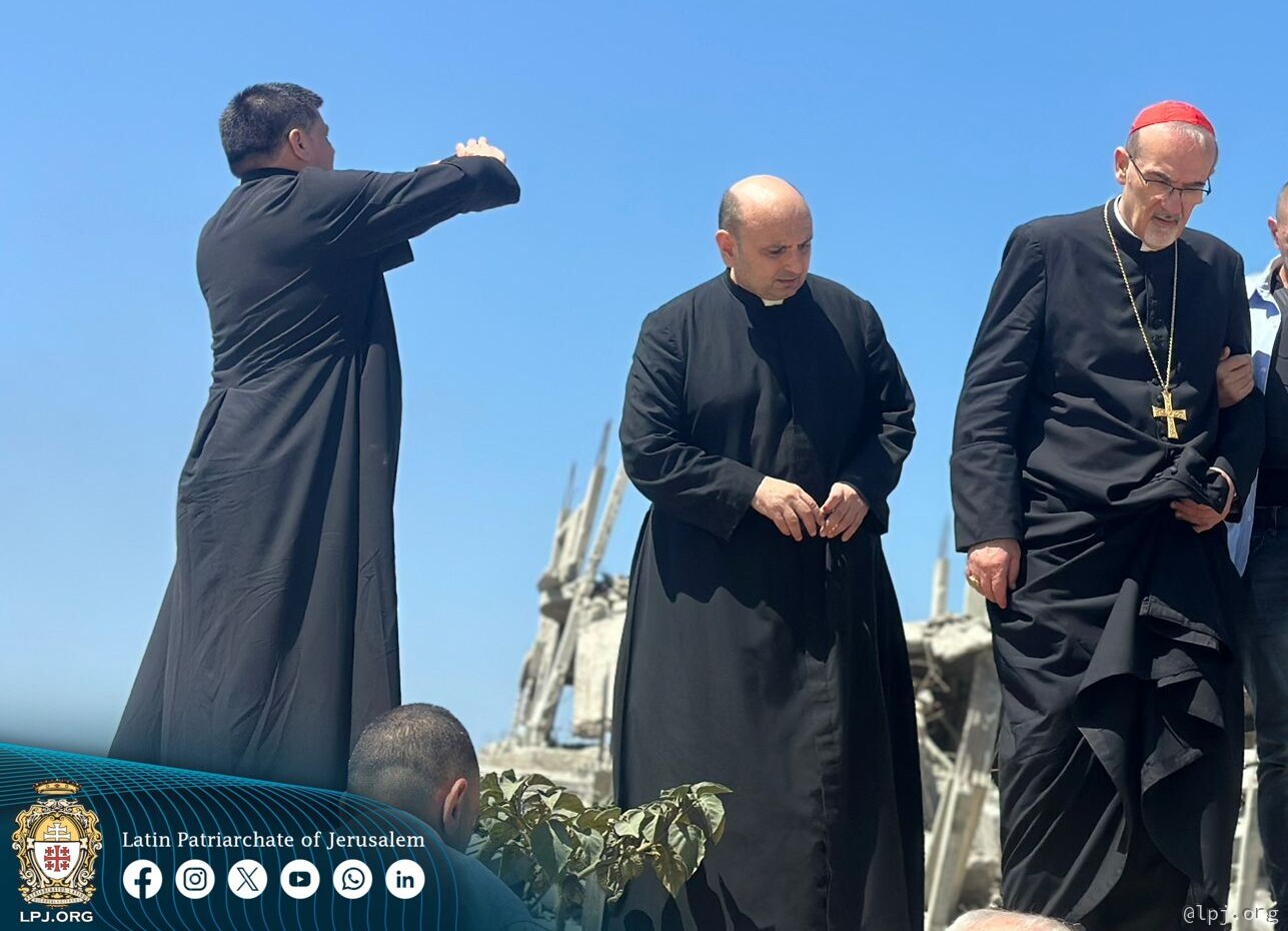 El cardenal Pizzaballa visita los restos del ataque junto al padre Romanelli (foto: @lpj.org)