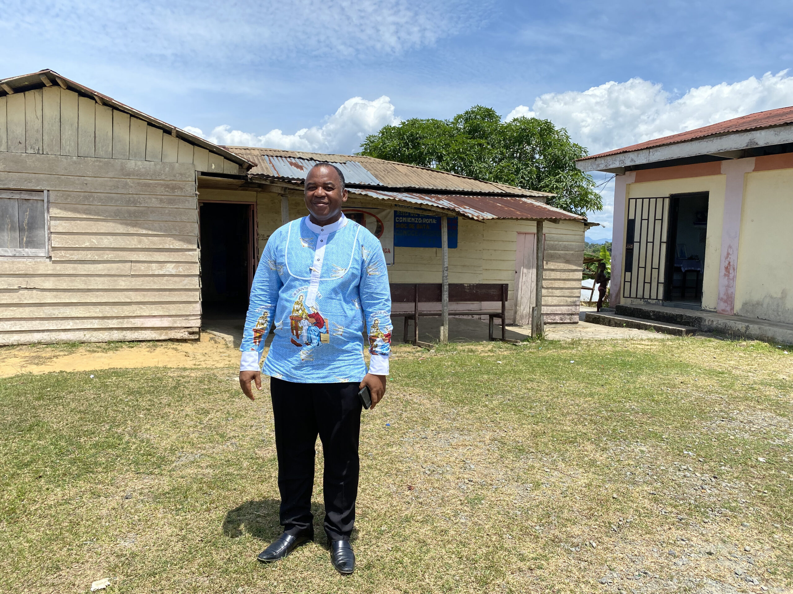 El padre Celedonio Obama es párroco en Bata, uno de los lugares más pobres de Guinea Ecuatorial (FOTO: ACN)