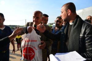 Distribución de comida para refugiados iraquíes en el centro deportivo brasileño de Ankawa (Irak)