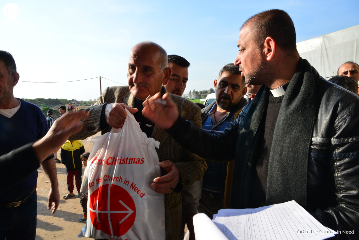 Distribución de comida para refugiados iraquíes en el centro deportivo brasileño de Ankawa (Irak) Distribución de comida para refugiados iraquíes en el centro deportivo brasileño de Ankawa (Irak)