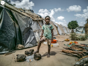 Niño de un campamento de desplazados en Metuge, Cabo Delgado (Mozambique). Foto de archivo