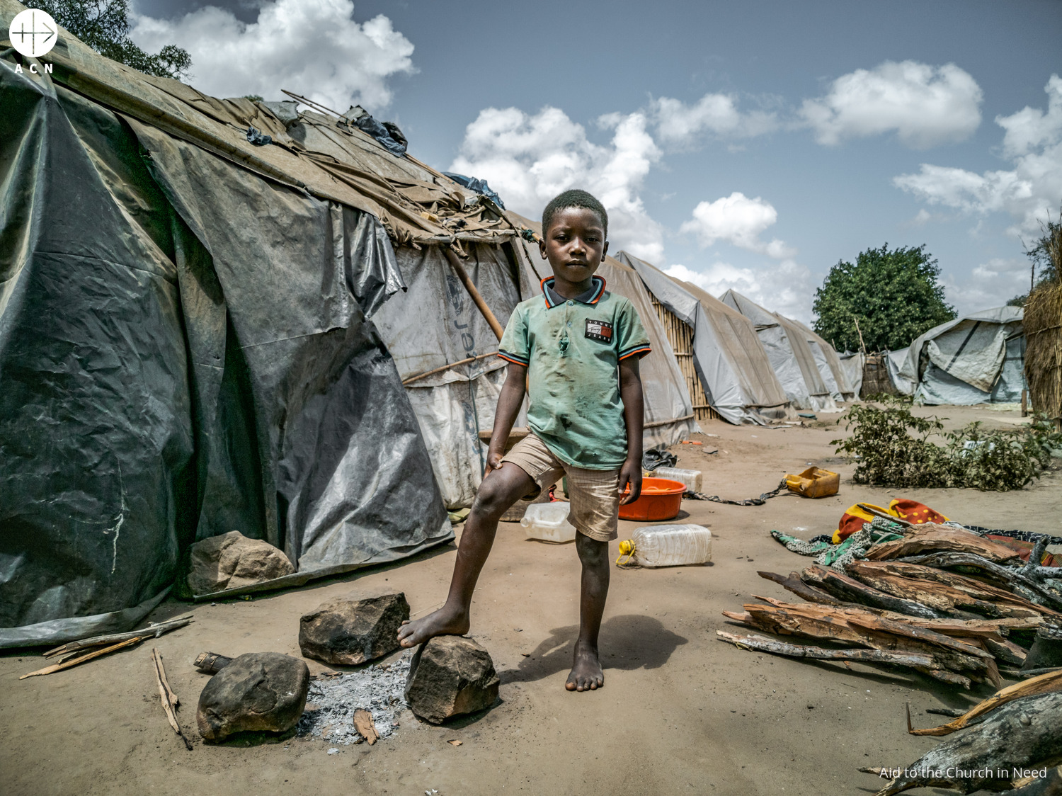 Niño de un campamento de desplazados en Metuge, Cabo Delgado (Mozambique). Foto de archivo Niño de un campamento de desplazados en Metuge, Cabo Delgado (Mozambique). Foto de archivo