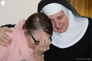 La hermana Bernadette Venglovska consuela a una mujer desplazada en Ucrania