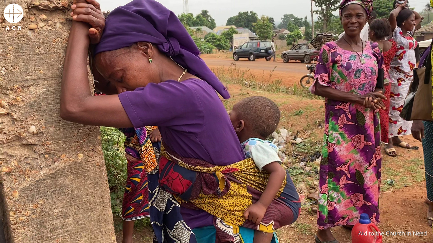 Una mujer llora tras un ataque de pastores fulani extremistas en Nigeria