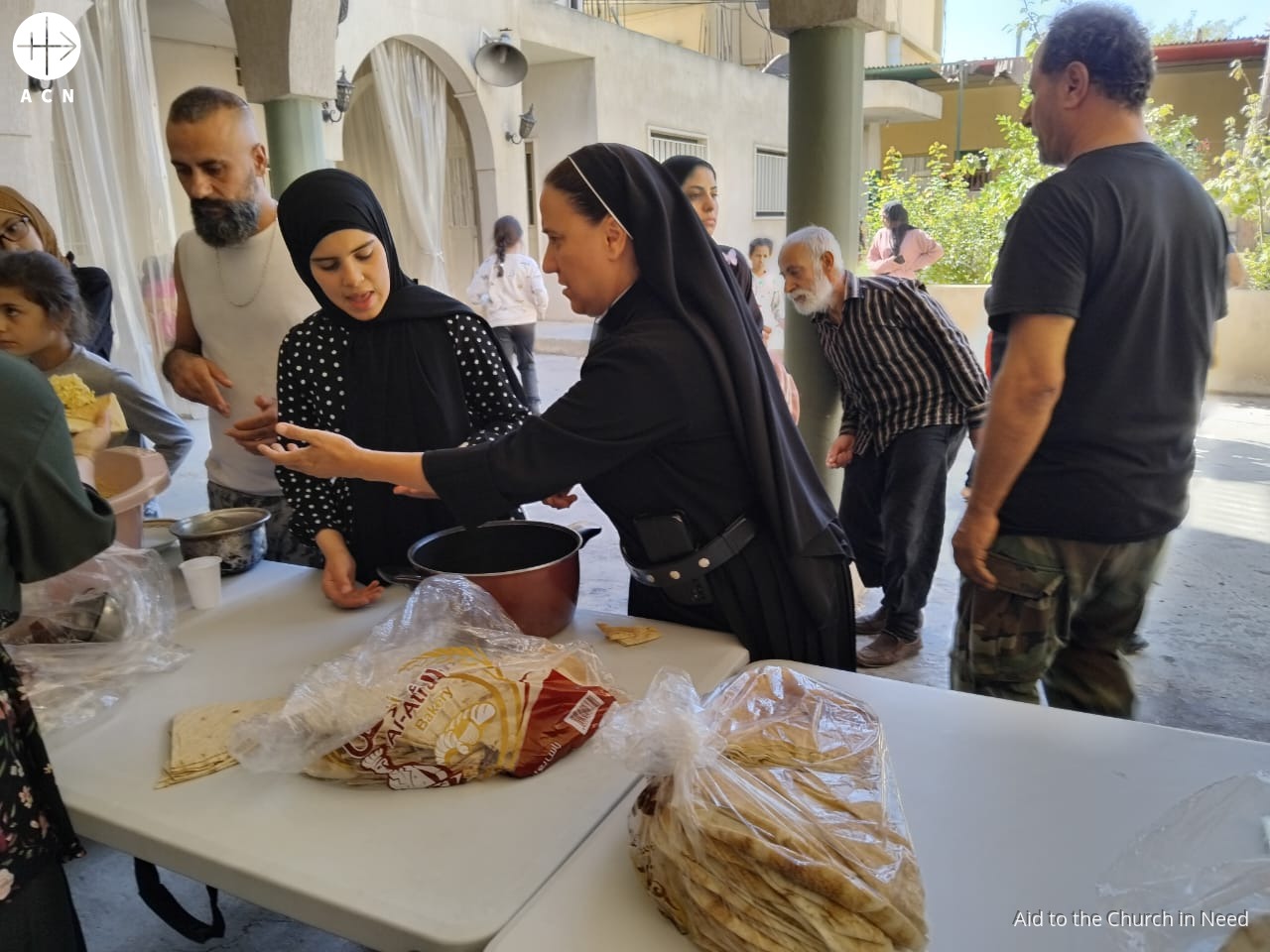 Monjas trabajando en un campamento de desplazados en Jabboulé (Líbano)