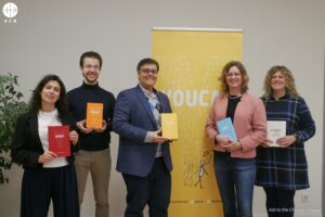 Miembros de la Fundación YOUCAT sostienen ejemplares de los diferentes libros Miembros de la Fundación YOUCAT sostienen ejemplares de los diferentes libros