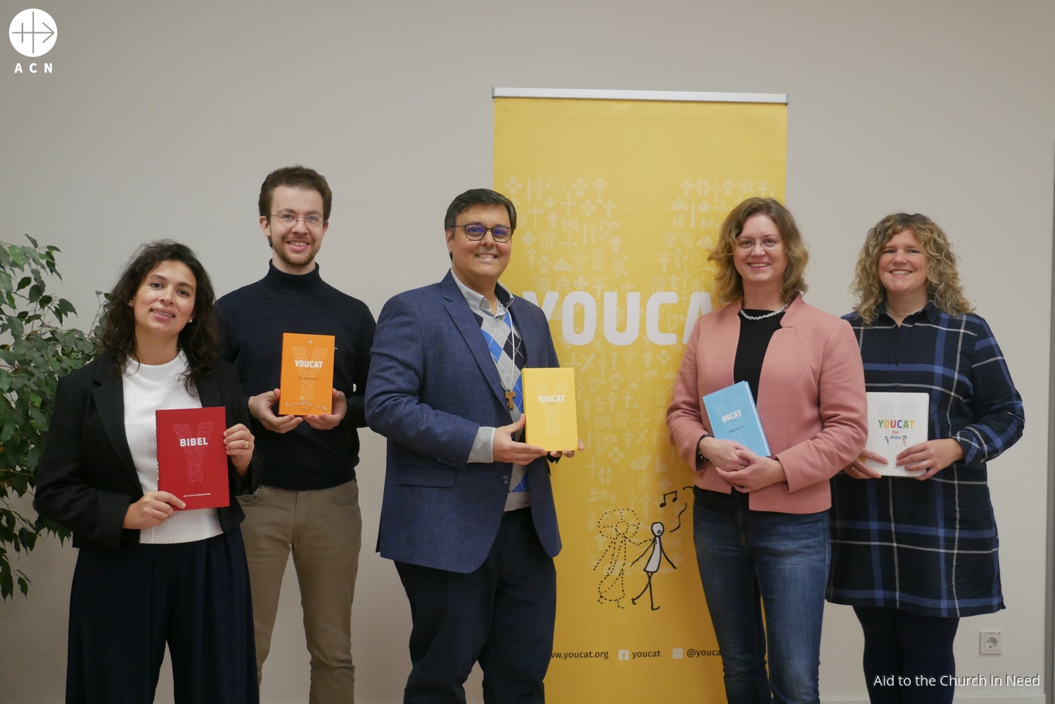 Miembros de la Fundación YOUCAT sostienen ejemplares de los diferentes libros Miembros de la Fundación YOUCAT sostienen ejemplares de los diferentes libros