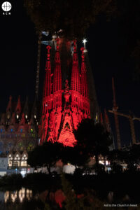 Basílicia de la Sagrada Familia de Barcelona, iluminada de rojo durante la Red Week organizada por ACN Basílicia de la Sagrada Familia de Barcelona, iluminada de rojo durante la Red Week organizada por ACN