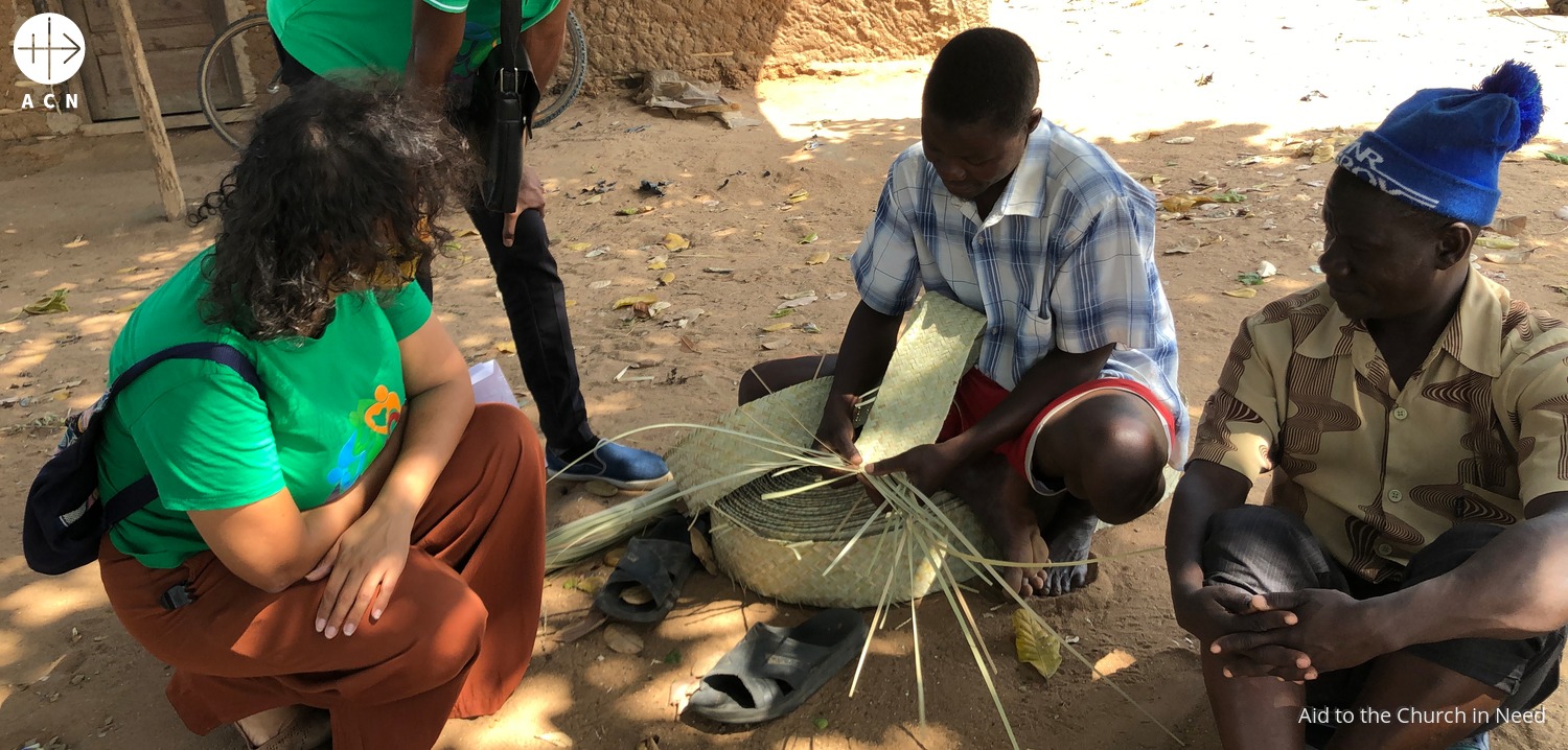 Hermana Aparecida Queiroz durante una visita a aldeanos en Mozambique. Foto de archivo Hermana Aparecida Queiroz durante una visita a aldeanos en Mozambique. Foto de archivo