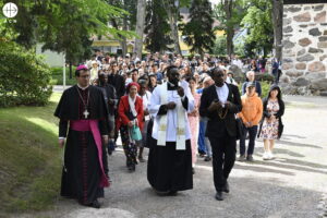 Mons. Raymo Goyarrola en una procesión y rezo del Rosario con católicos finlandeses. ©Catholic information Center