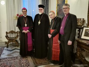 Mons. Raimo Goyarrola, obispo de Helsinki (a la izquierda), con los líderes luteranos y ortodoxos de Finlandia. ©Catholic information Center