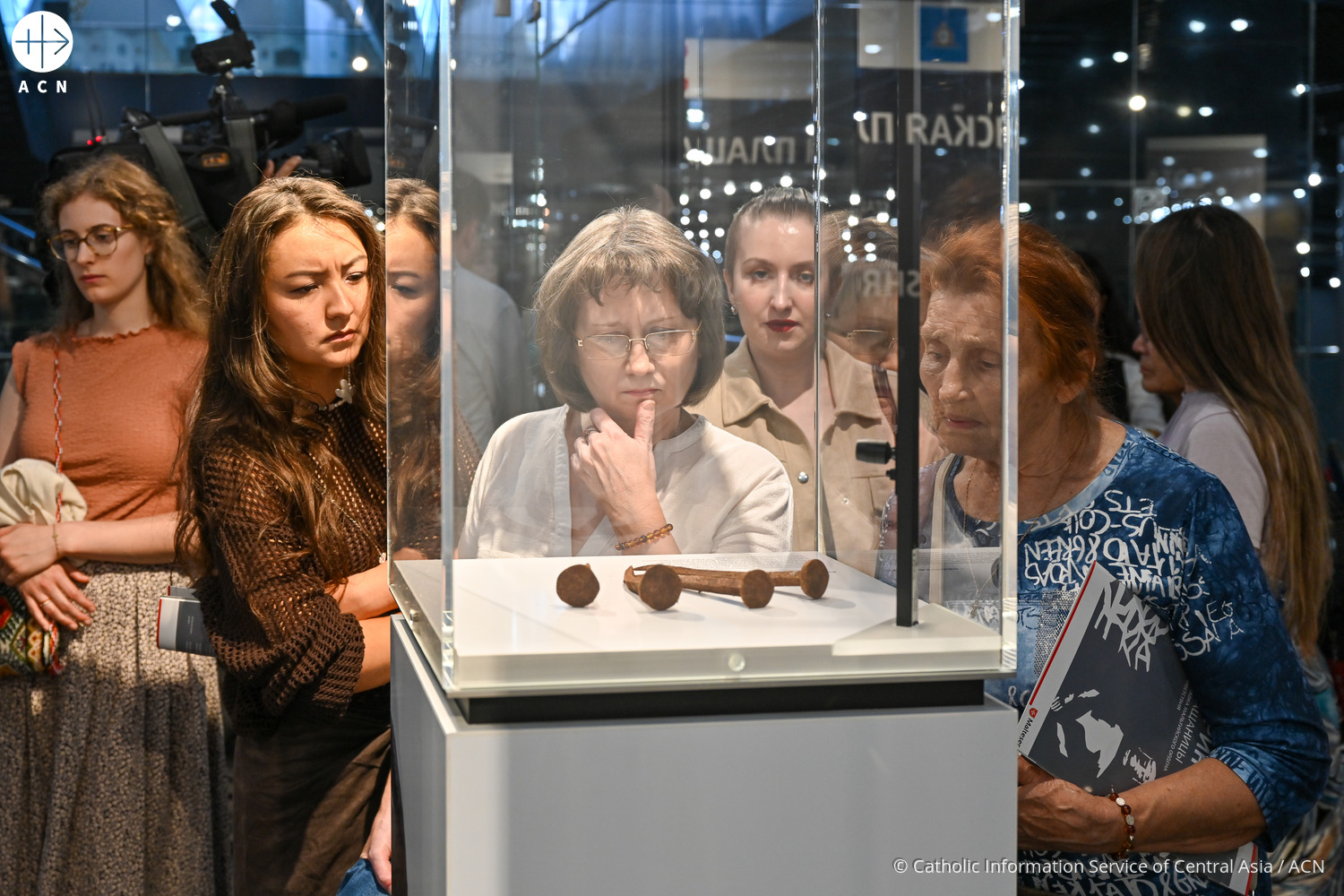 Réplica de los clavos de la Cruz basados en las heridas mostradas en la Sábana Santa, presentes en la exposición sobre la Síndone en Astaná (Kazajistán). © Catholic Information Service of Central Asia /ACN Réplica de los clavos de la Cruz basados en las heridas mostradas en la Sábana Santa, presentes en la exposición sobre la Síndone en Astaná (Kazajistán). © Catholic Information Service of Central Asia /ACN