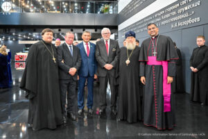 Organizadores de la exposición internacional 'La Sábana Santa' junto a representantes de la Iglesia Católica y la Iglesia Ortodoxa Rusa en Kazajistán. © Catholic Information Service of Central Asia /ACN