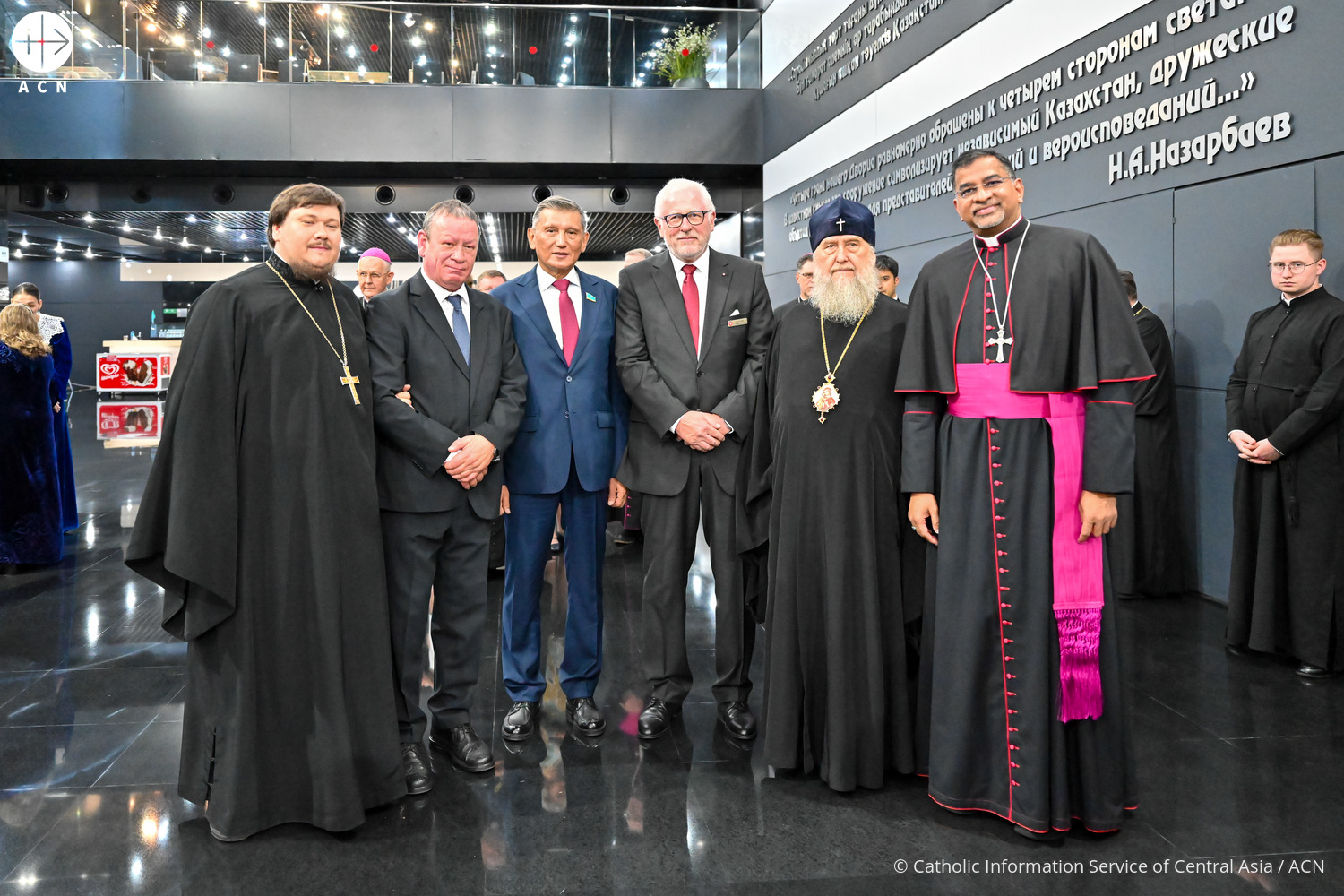 Organizadores de la exposición internacional ‘La Sábana Santa’ junto a representantes de la Iglesia Católica y la Iglesia Ortodoxa Rusa en Kazajistán. © Catholic Information Service of Central Asia /ACN Organizadores de la exposición internacional 'La Sábana Santa' junto a representantes de la Iglesia Católica y la Iglesia Ortodoxa Rusa en Kazajistán. © Catholic Information Service of Central Asia /ACN