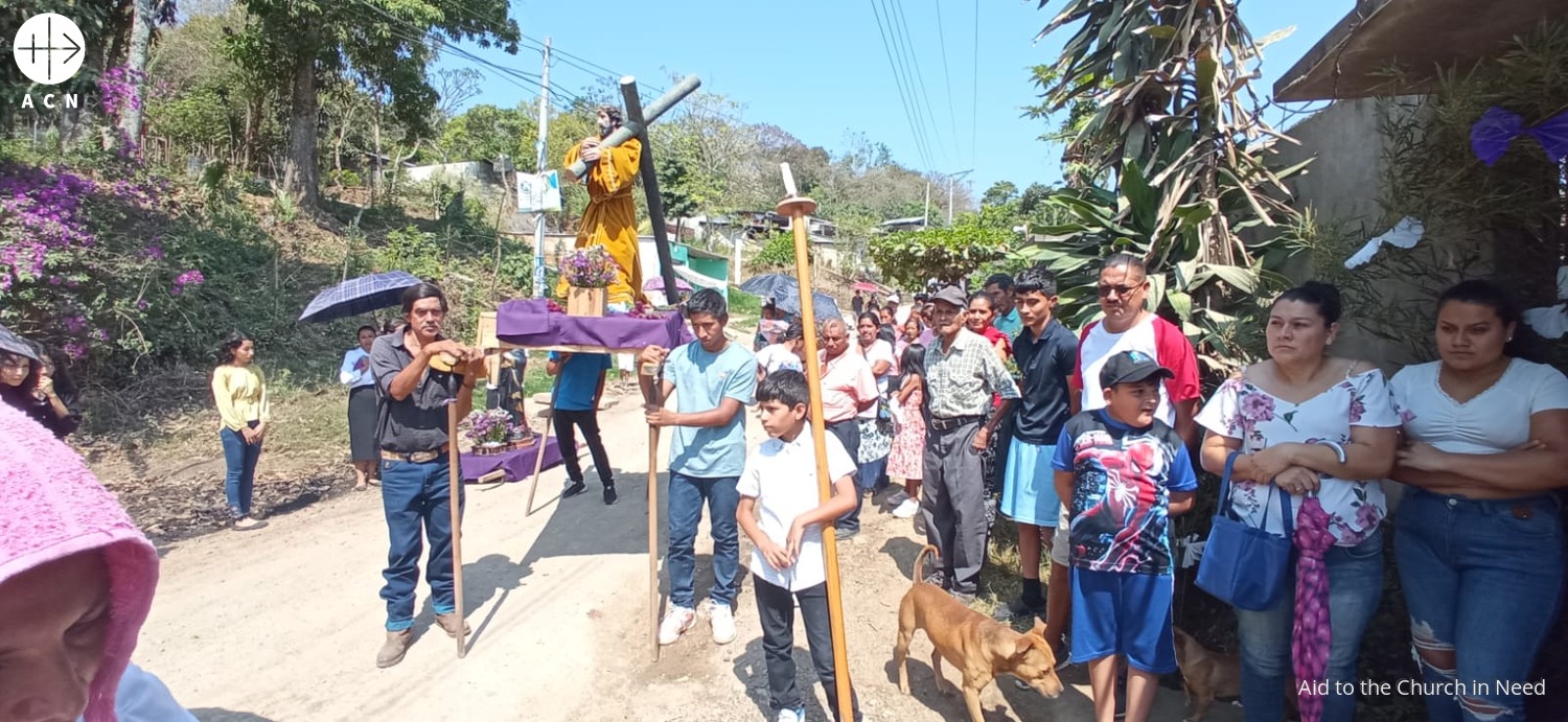 Procesión con motivo de la reconstrucción de la iglesia del Cristo de Esquipulas (Guatemala)