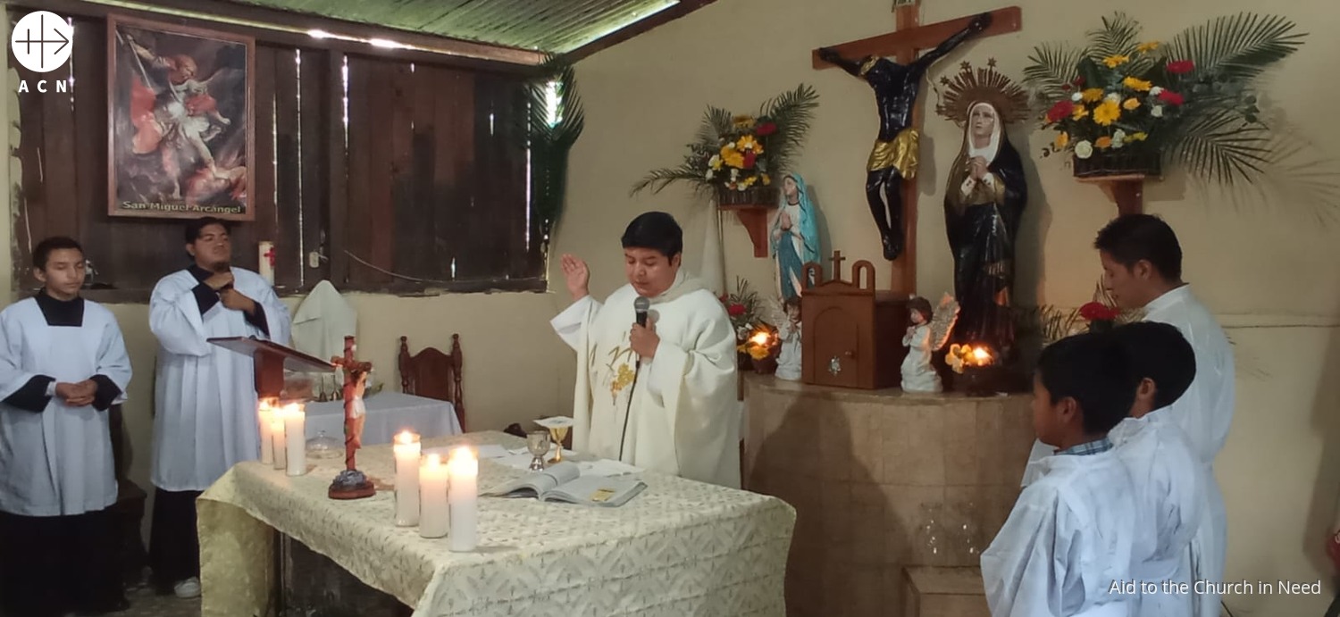 Misa en la iglesia del Cristo de Esquipulas (Guatemala)