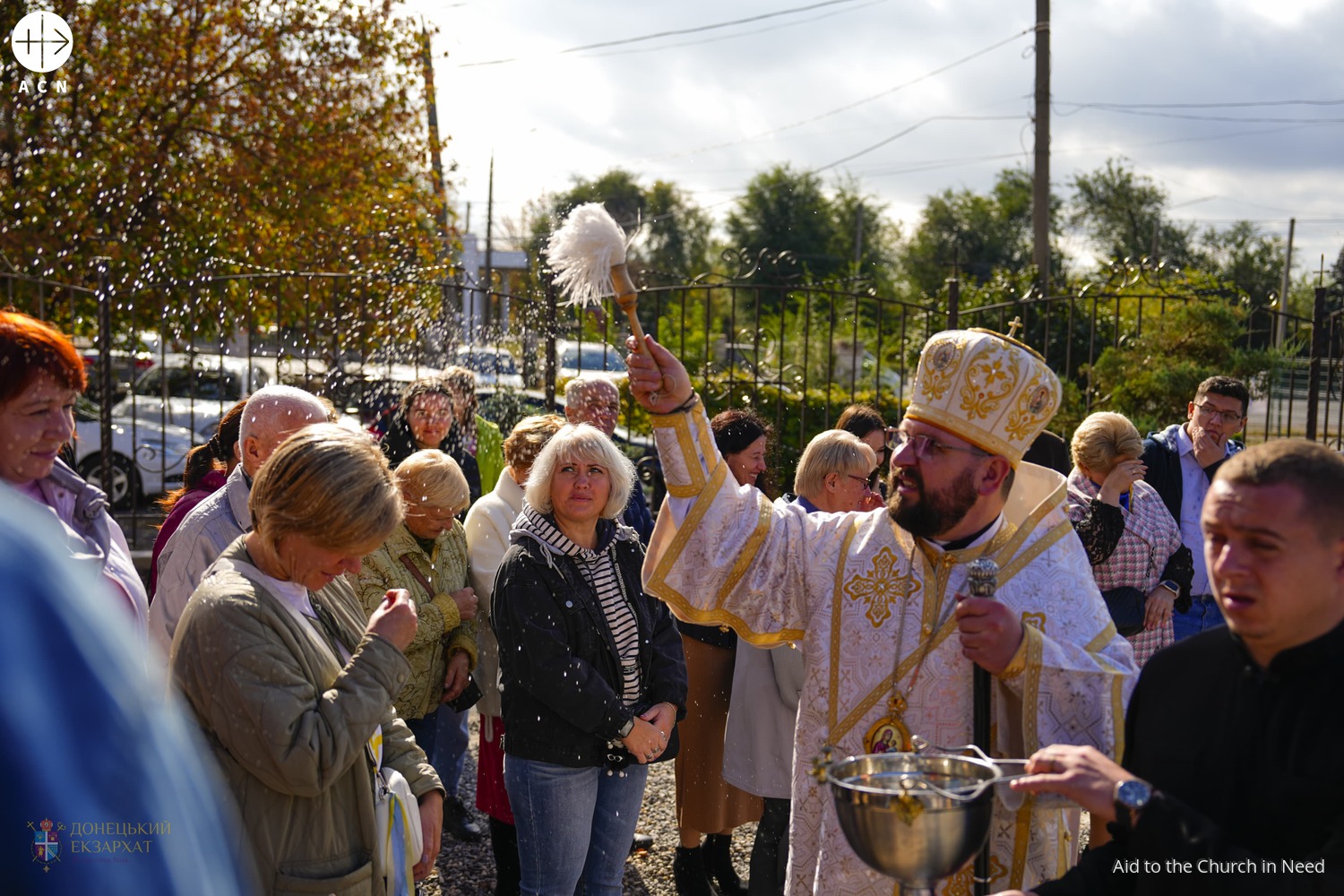 Mons. Maksym Ryabukha, obispo de Donetsk (Ucrania), asperja a los fieles durante una celebración