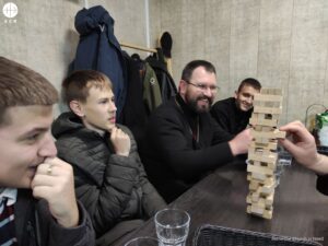 Mons. Maksym Ryabukha, obispo de Donetsk (Ucrania), durante un juego con jóvenes