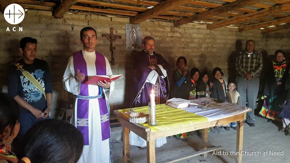Monseñor José de Jesús González preside una Misa en México