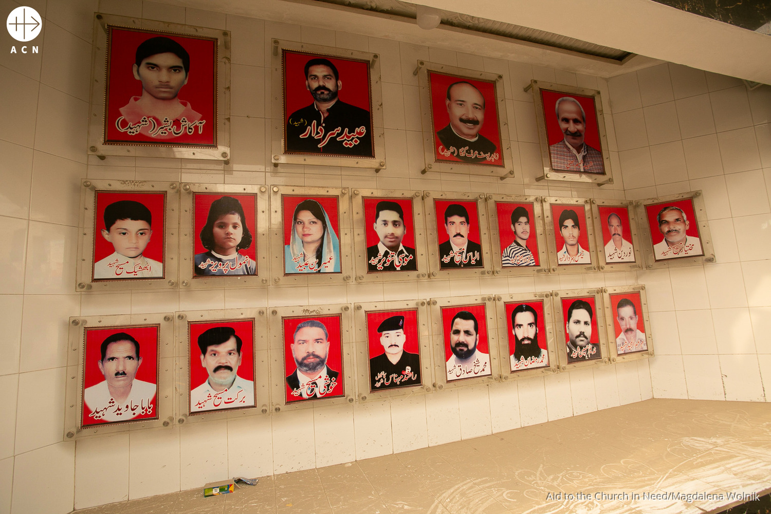 Mural conmemorativo de las víctimas del ataque contra cristianos en Lahore (Pakistán) en 2015. Arriba a la izquierda, Akash Bashir Mural conmemorativo de las víctimas del ataque contra cristianos en Lahore (Pakistán) en 2015. Arriba a la izquierda, Akash Bashir