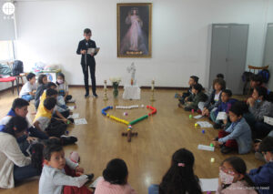 Niños rezando el Rosario en la parroquia de Jesucristo Redentor en Bogotá (Colombia)