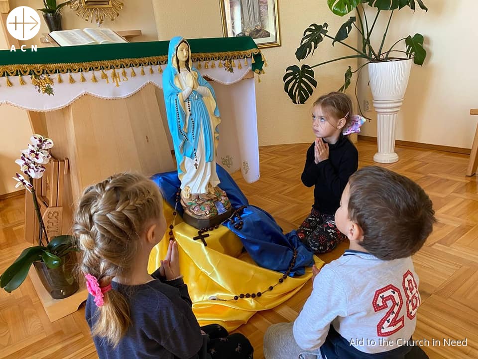 Niños rezando el Rosario con las Hermanas de San José en Ucrania
