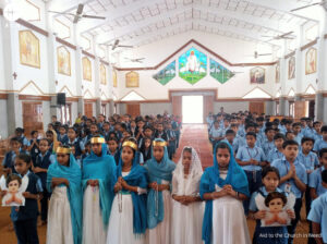 Niños y jóvenes rezando el Rosario en Idukki (India)