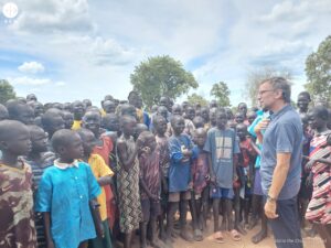 El P. Krzysztof Zebik visita un colegio bajo los árboles en Yirol (Sudán del Sur) El P. Krzysztof Zebik visita un colegio bajo los árboles en Yirol (Sudán del Sur)