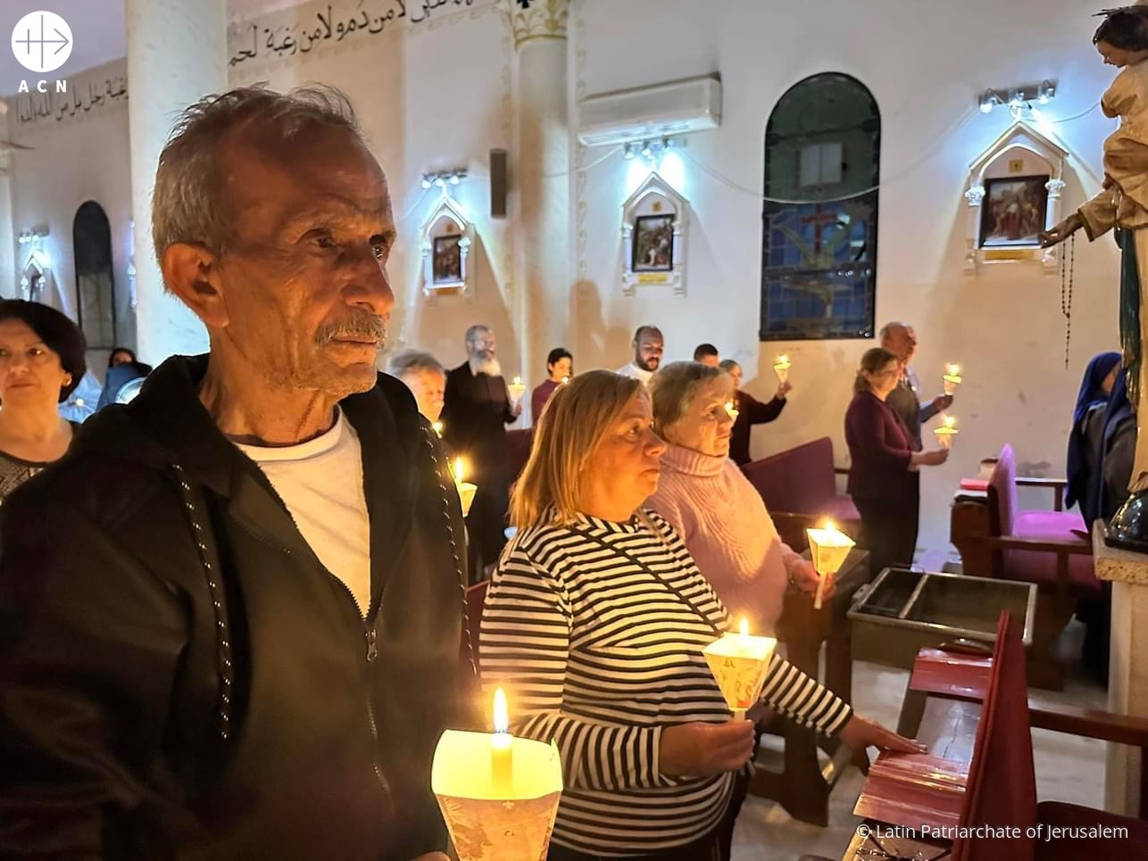 Cristianos congregados en la parroquia de la Sagrada Familia de Gaza