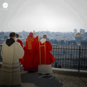 El cardenal Pierbattista Pizzaballa bendice Jerusalén con el Santísimo en el aniversario de la guerra en Tierra Santa