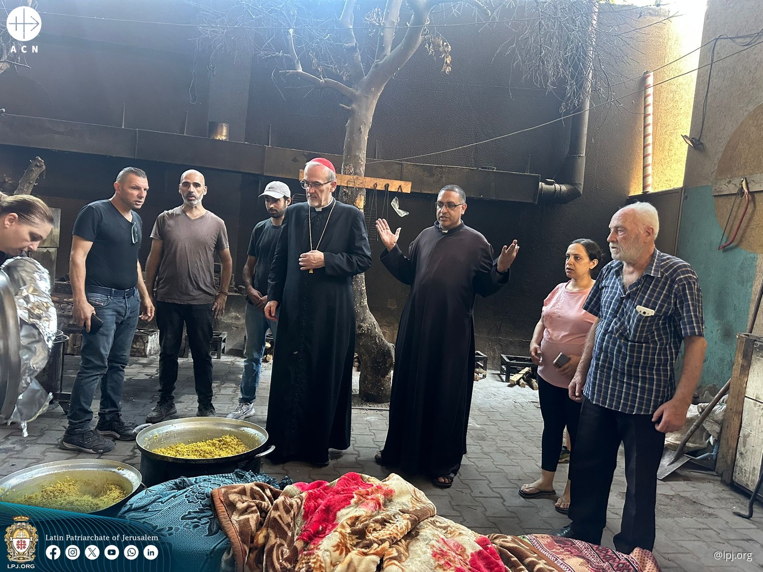 El cardenal Pizzabala visita la iglesia de la Sagrada Familia, convertida en refugio para los habitantes de Gaza. © @lpj.org El cardenal Pizzabala visita la iglesia de la Sagrada Familia, convertida en refugio para los habitantes de Gaza. © @lpj.org