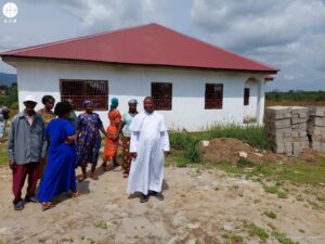 El P. Agustine Amadu junto con feligreses de la iglesia de la Inmaculada Concepción (Sierra Leona), en la que estaba destinado El P. Agustine Amadu junto con feligreses de la iglesia de la Inmaculada Concepción (Sierra Leona), en la que estaba destinado
