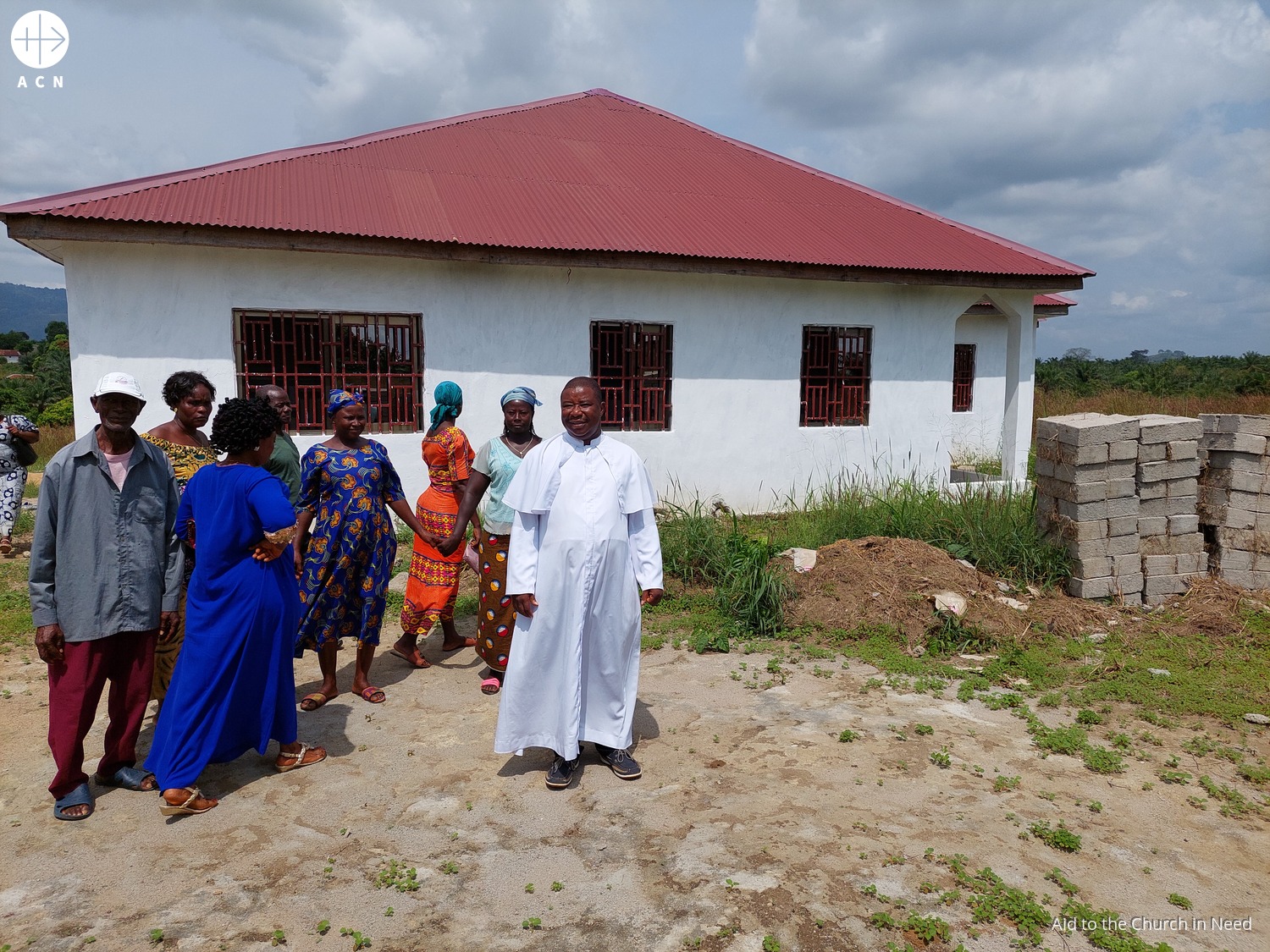 El P. Agustine Amadu junto con feligreses de la iglesia de la Inmaculada Concepción (Sierra Leona), en la que estaba destinado