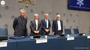 Miembros de la Comisión de Investigación para reconocer a los 1.600 mártires durante una rueda de prensa en el Vaticano