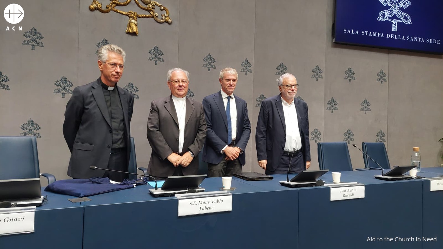 Miembros de la Comisión de Investigación para reconocer a los 1.600 mártires durante una rueda de prensa en el Vaticano