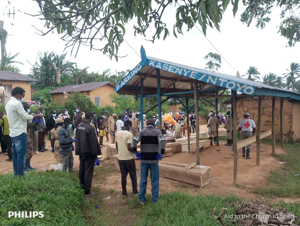 Funeral de las víctimas de la masacre en Ntoyo (Congo)