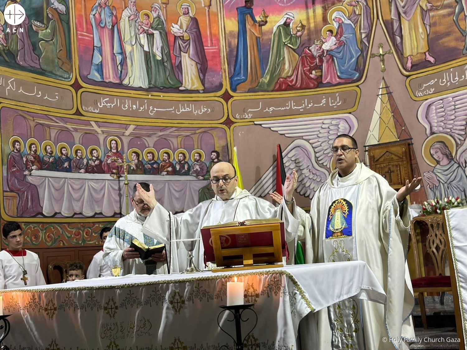 El padre Gabriel Romanelli celebra la Misa en la parroquia de la Sagrada Familia, en Gaza El padre Gabriel Romanelli celebra la Misa en la parroquia de la Sagrada Familia, en Gaza
