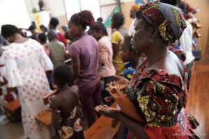 Fieles rezando en una parroquia de Burkina Faso. Imagen de archivo Fieles rezando en una parroquia de Burkina Faso. Imagen de archivo