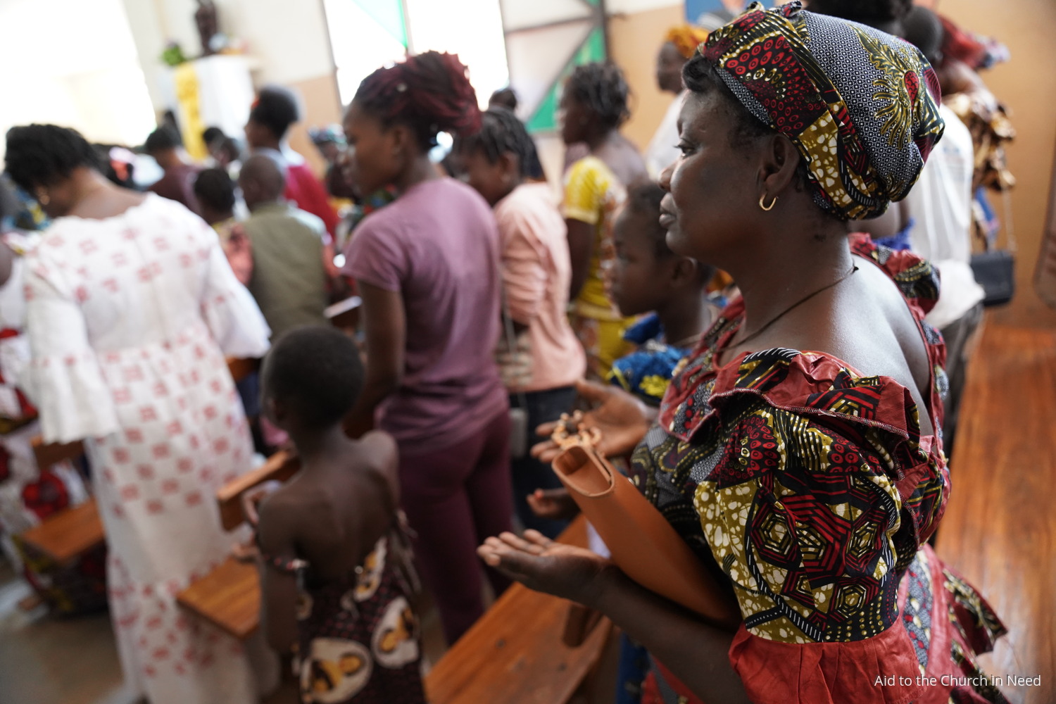 Fieles rezando en una parroquia de Burkina Faso Fieles rezando en una parroquia de Burkina Faso